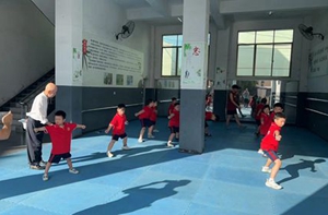 晏西征指导暑期青少年武术培训