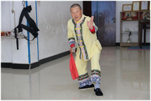 伍芬邓(师从胡爱仁,行业类传承人)